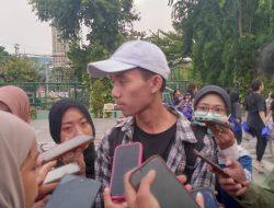 Aksi Kamisan Surabaya Serukan Darurat Demokrasi, Desak Jokowi Turun Presiden