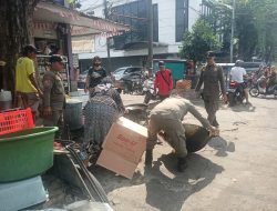 Panas! Satpol PP ‘Kehilangan Hati,’ Pedagang Kehilangan Kursi!
