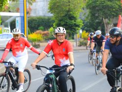 Semarakkan HUT RI ke-79, Pj. Gubernur Jatim Lepas Peserta Gowes dari Surabaya ke Mojokerto