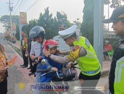 Aksi Simpatik Operasi Zebra Candi 2024, Satlantas Polres Purbalingga Bagikan Helm SNI