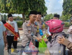 Aksi Simpatik di Hari Santri, Polisi Berpeci Purbalingga Bagikan Sayur dan Snack