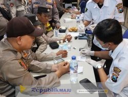 Polres Pelabuhan Tanjung Perak Cek Kesehatan dan Kelengkapan Petugas Pengamanan TPS Pilkada 2024