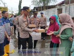 Evakuasi Warga Terdampak Banjir, AKBP Davis: Si Sumeh Bagikan 1000 Nasi Kotak