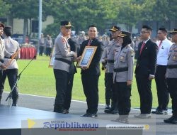 Kapolda Jatim Beri Penghargaan untuk 366 Anggota dan Masyarakat Berprestasi