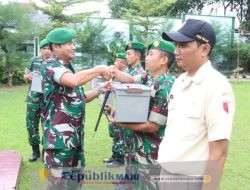 Dandim 0827/Sumenep Bagikan Bingkisan Lebaran 1446 H Kepada Prajurit dan PNS Kodim