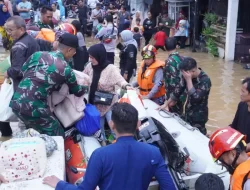 Satgas Siaga Bencana Koops Udara I Bantu Evakuasi Warga Kalibata Terdampak Banjir