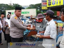 Berbagi Berkah Ramadan, Kapolres Pelabuhan Tanjung Perak Bagikan 200 Takjil Kepada Tukang Becak dan Pengguna Jalan