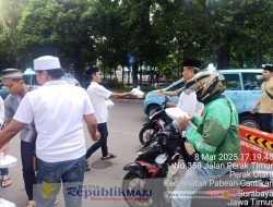 Kepedulian Polisi di Bulan Ramadhan, Satintelkam Polres Tanjung Perak Bagikan Takjil Untuk Warga Surabaya