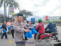 Polsek Krembangan Berbagi Takjil Ramadan, Wujud Kepedulian ke Masyarakat