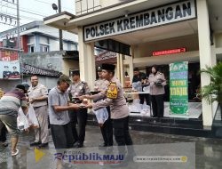 Polsek Krembangan Bagikan 150 Paket Takjil ke Warga dan Tukang Becak di Surabaya