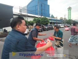 Berbagi di Bulan Suci: Satreskrim Polres Pelabuhan Tanjung Perak Bagikan Takjil untuk Masyarakat Surabaya