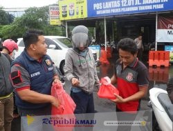Polres Pelabuhan Tanjung Perak Berbagi Takjil, Wujud Kepedulian di Bulan Ramadan