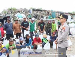 Ramadhan Berkah, Kapolres Kediri Kota Beri Bantuan Warga di TPA Sampah Pojok