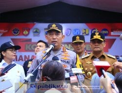 Kapolri Sapa Pemudik di Tol Kalikangkung, Sampaikan Pesan Utamakan Keselamatan