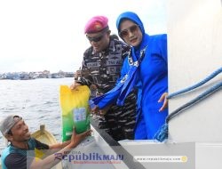 Berkah Ramadan, Komandan Lanal Maumere Bagikan Sembako ke Nelayan Wuring