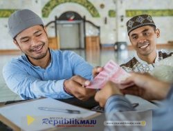 Wajib Tahu! Inilah Hukum Islam Tentang Tradisi Tukar Uang Baru Jelang Lebaran