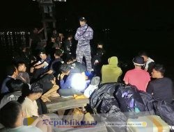Prajurit TNI AL Gagalkan Penyelundupan 71 PMI Non Prosedural di Perairan Batu Bara
