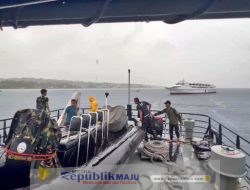Suasana Hujan Badai, TNI AL Berhasil Evakuasi KMP yang Mati Mesin di Laut Seram