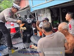 Bantu Pemudik, Polisi Angkut Motor Mogok di Jalan Raya Probolinggo