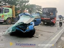 Kecelakaan Maut Mobil VS Bus, Tujuh Orang Pengantar Umroh Tewas