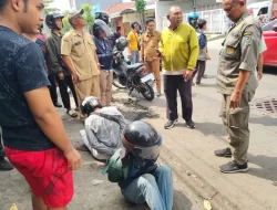 Ketahuan Curi Helm, Dua Pemuda Dihajar Warga  di Jalan Darmo Indah Barat