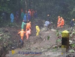 Gotong Royong Polisi Bersama TNI dan BPBD Tangani Longsor Pacet Mojokerto