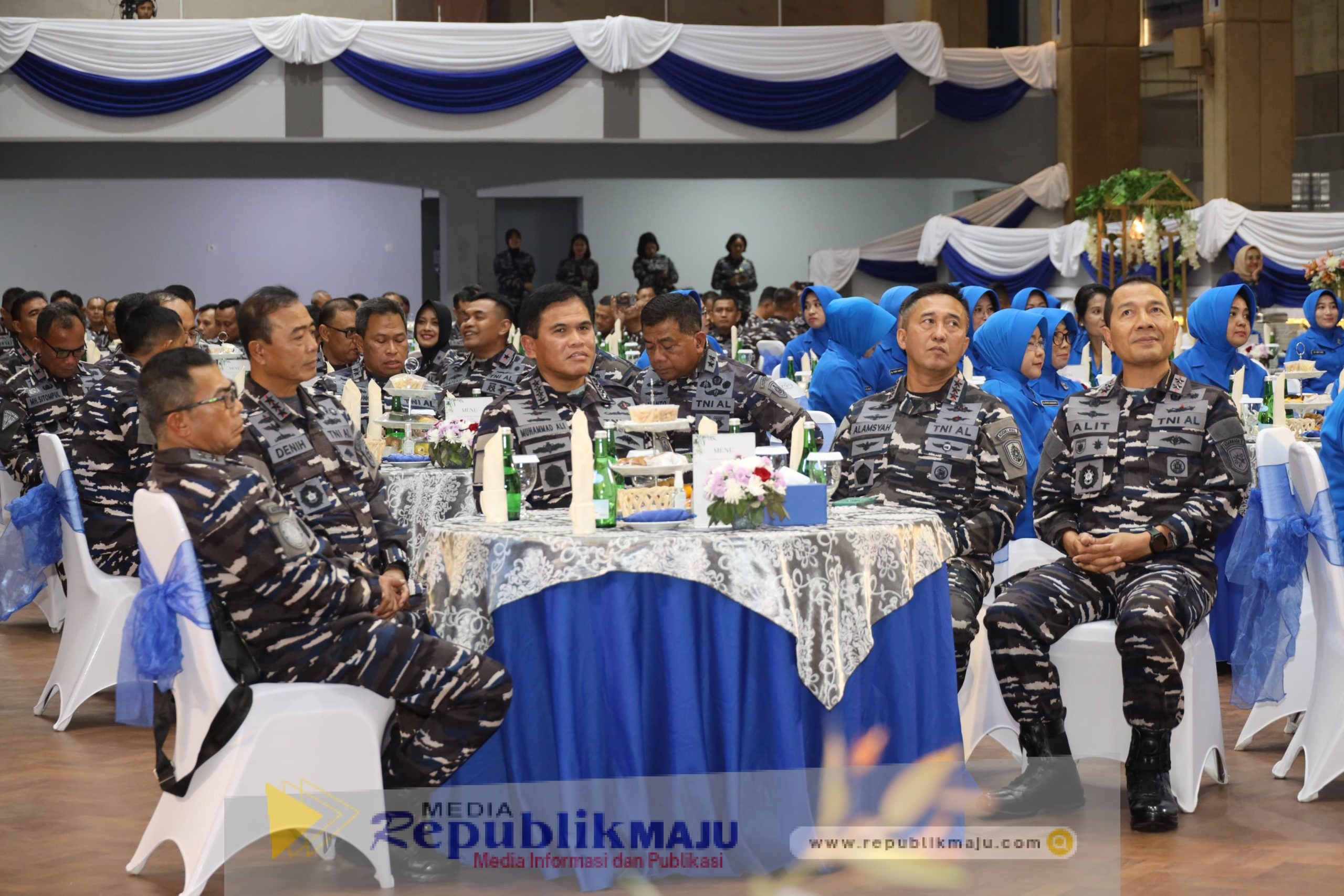 MOHON MAAF LAHIR BATIN: Kasal Laksamana TNI Dr. Muhammad Ali menggelar acara halalbihalal di Gedung Panti Tjahaya Armada Koarmada II, Ujung, Surabaya, pada Kamis (10/4/2025). [Foto: Dispen Koarmada II]