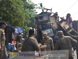 Satpol PP Surabaya Tertibkan 129 PKL Di Bawah Jembatan Suramadu