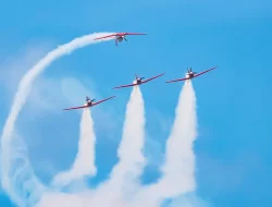 Enam Pesawat KT-1B Wong Bee TNI AU Getarkan Langit Malaysia di Ajang LIMA 2025