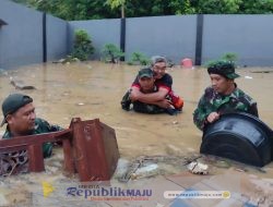 Anggota Koramil 0827/01 Sumenep Evakuasi Warga Terjebak Banjir