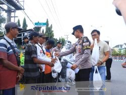 Polisi Peduli, Turun ke Jalan Salurkan Bansos untuk Pekerja Jalanan di Ngawi