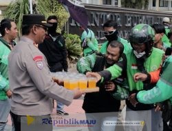 Humanis, Polisi Kawal Aksi Damai Driver Ojol di Jember Sambil Berbagi Minuman Dingin