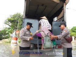 Tanggap Bencana, Polisi Evakuasi Warga Terdampak Luapan Bengawan Solo di Tuban
