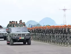 Kasau Dampingi Panglima TNI Tinjau Gladi Upacara Tradisi Kehormatan Militer