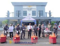 TNI AL Bakar Barbuk 1,4 Ton Rokok Ilegal dan Sarang Burung Walet Hasil Operasi