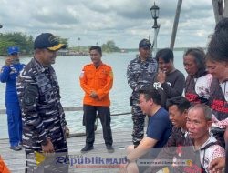 Prajurit TNI AL dan Tim Gabungan Evakuasi Nelayan Kapal Tenggelam di Perairan Berakit