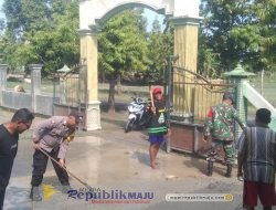 Gotong Royong TNI-Polri Bersama Warga Bersihkan Sisa Meterial Banjir di Tuban