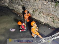 Diduga Terjatuh Saat Mengambil Air, Seorang Lansia Ditemukan Mengapung di Sungai Menur Surabaya