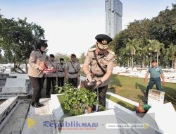 Hari Bhayangkara ke – 79 Polda Jatim Kenang Jasa Para Pahlawan, Ziarah dan Tabur Bunga di TMP