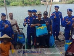 HUT Bhayangkara ke-79, Polairud Polresta Sidoarjo Bagikan Sembako untuk Nelayan di Tlocor Jabon