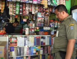 Petugas Gabungan Pemkot Surabaya dan Bea Cukai Sidoarjo Sita Ratusan Rokok Ilegal di Delapan Toko Kelontong Sukolilo