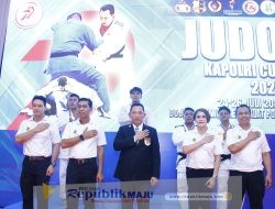 Kapolri Jadi Wasit di Kejuaraan Judo Kapolri Cup 2025