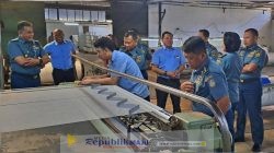 TINJAU PROSES PRODUKSI: Koorsahli Kasal Laksamana Muda TNI Kris Wibowo bersama rombongan melaksanakan kunjungan kerja ke PT Gajah Angkasa Perkasa (GAP) di Bandung, Jawa Barat, pada Jumat (11/7/2025). [Foto: Dispen AL]