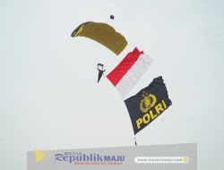 Terjun Payung Polri Pecahkan Rekor Nasional dan MURI di Langit Monas