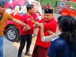 Mantan Wakil Sekretaris PDIP Surabaya Ahmad Hidayat Tantang  Armuji Hingga Nyaris Bakar Diri Di Depan Kantor PDIP Surabaya