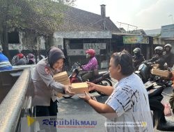 Polwan Polres Pasuruan Berbagi Nasi Kotak dalam Giat Rutin “Jumat Berkah”
