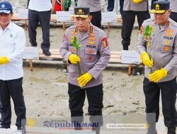 Tanam Mangrove di Kalbar, Kapolri: Jaga Lingkungan untuk Masa Depan Anak-Cucu Kita