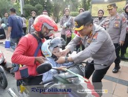 Semarak Merah Putih di Surabaya: 3.600 Bendera dan 83 Helm Dibagikan Kapolrestabes Sambut HUT RI ke-80