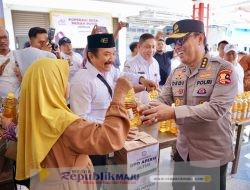 Peduli Daya Beli Masyarakat, Polri Gelar Pasar Murah di Dampit Malang
